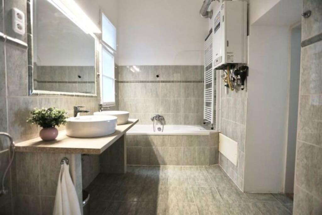 Unwind In Style W Sauna Dsgn 2Br Home Βουδαπέστη Εξωτερικό φωτογραφία